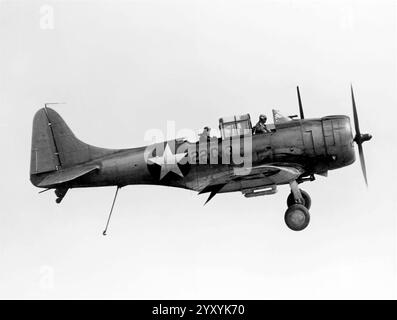 Eine US Navy Douglas SBD-5 Dauntless, die der Composite Squadron 22 (VC-22) zugeordnet ist, mit Haken nach unten während eines Anflugs zur Landung Stockfoto