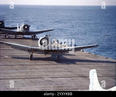 Die US Navy Douglas SBD Dauntless Tauchbomber bereiten sich auf den Start von dem Flugzeugträger USS Ranger (CV-4) vor, etwa im Juni 1942 Stockfoto