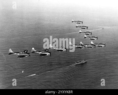 US Navy Douglas SBD-5 Dauntless der Bombardierung von Squadron 10 (VB-10) in Formation über den Flugzeugträger USS Enterprise (CV-6) am Tag der Angriffe auf Palau - Foto der US Navy Stockfoto