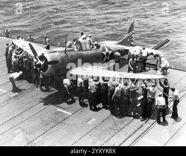 Die US-Navy manövriert eine Douglas SBD-3 Dauntless der Bombenschwadron VB-6 auf eine Deckkante Radhalterung auf dem Flugzeugträger USS Enterprise (CV-6), 17. April 1942 Stockfoto