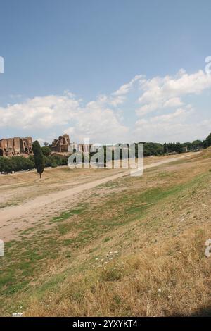 Italien. Rom. Circus Maximus. Stadion im antiken Rom. Erbaut im 4. Jahrhundert v. Chr. dahinter, der Palatin Hügel mit dem Palast der Kaiser. Stockfoto