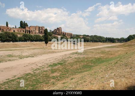 Italien. Ronme. Circus Maximus. Stadion im antiken Rom. Erbaut im 4. Jahrhundert v. Chr. dahinter, der Palatin Hügel mit dem Palast der Kaiser. Stockfoto