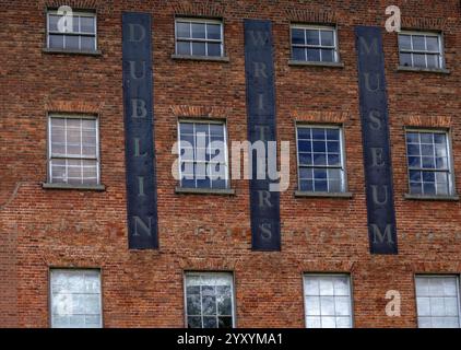 Dublin, Irland - 14. Juni 2024: Außenansicht des Dublin Writers Museum mit Schildern vor roten Ziegelwänden mit Fenstern Stockfoto