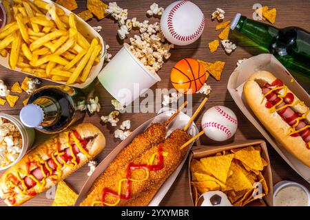 Traditionelles Sportstadionessen und Bierhintergrund, verschiedene Baseball-, Basketball-, Fußball-Fans und Stadion-Snacks, Chips, Saucen, Hot Dogs wi Stockfoto