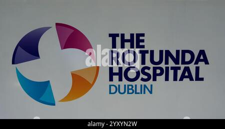 Dublin, Irland - 14. Juni 2024: Wandschilder für das Rotunda Hospital, das bekanntermaßen älteste Entbindungsklinik der Welt Stockfoto