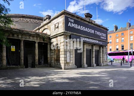 Dublin, Irland - 14. Juni 2024: Außenansicht des Ambassador Theatre mit Schildern, Türöffnungen und umliegenden Steinsäulen und Blockbauten Stockfoto