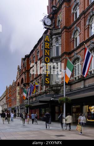 Dublin, Irland - 14. Juni 2024: Vertikale Ansicht des Außenbereichs des Kaufhauses Arnotts in der Henry Street Stockfoto