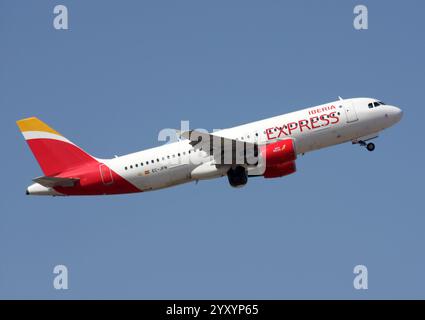 Ein Airbus A320 des Iberia Express fährt vom Flughafen Arrecife Lanzarote ab Stockfoto