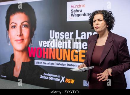 Berlin, Deutschland. Dezember 2024. Amira Mohamed Ali, Ko-Vorsitzende der Sahra Wagenknecht Alliance (BSW), präsentiert den Wahlkampf für die Bundestagswahl 2025. Quelle: Michael Kappeler/dpa/Alamy Live News Stockfoto