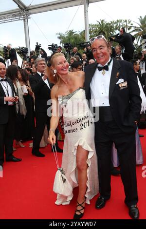 Hans-Hermann Konsul Weyer Graf von Yorck und Frau Christina nehmen an der Premiere von „Grace of Monaco“ bei der Eröffnung des 67. Internationalen Filmfestivals von Cannes am 14. Mai 2014 im Palais des Festivals in Cannes Teil Stockfoto