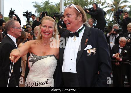 Hans-Hermann Konsul Weyer Graf von Yorck und Frau Christina nehmen an der Premiere von „Grace of Monaco“ bei der Eröffnung des 67. Internationalen Filmfestivals von Cannes am 14. Mai 2014 im Palais des Festivals in Cannes Teil Stockfoto