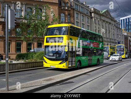 Dublin, Irland - 14. Juni 2024: Straßenansicht von Dublin mit Doppeldeckerbussen, Taxis, Autos und Fußgängern Stockfoto