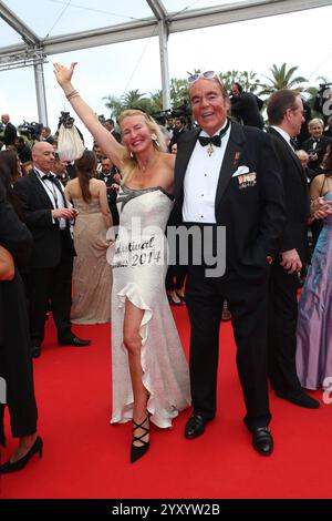 Hans-Hermann Konsul Weyer Graf von Yorck und Frau Christina nehmen an der Premiere von „Grace of Monaco“ bei der Eröffnung des 67. Internationalen Filmfestivals von Cannes am 14. Mai 2014 im Palais des Festivals in Cannes Teil Stockfoto