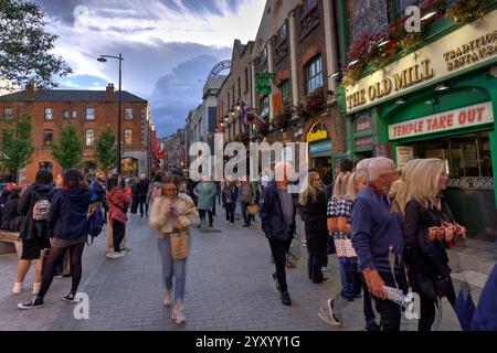 Dublin, Irland - 14. Juni 2024: Blick auf die Temple Bar am überfüllten Abend mit zahlreichen Touristen und Besuchern Stockfoto