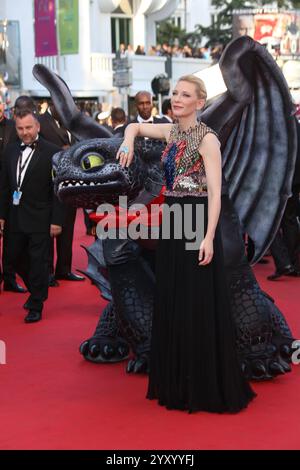 Die Schauspielerin Cate Blanchett und der Drache Ooothless nehmen an der Premiere von „How to Train Your Dragon 2“ während des 67. Internationalen Filmfestivals von Cannes am 16. Mai 2014 im Palais des Festivals in Cannes, Frankreich, Teil Stockfoto