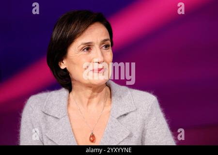 Moderatorin Sandra Maischberger in der ARD-Talkshow Maischberger im WDR-Studio in Köln. Köln, 17.12.2024 NRW Deutschland *** Moderatorin Sandra Maischberger in der ARD Talkshow Maischberger im WDR-Studio Köln, 17 12 2024 NRW Deutschland Copyright: XChristophxHardtx Stockfoto