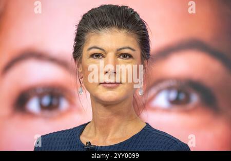 Berlin, Deutschland. Dezember 2024. Sahra Wagenknecht, Bundesvorsitzende der Sahra Wagenknecht Alliance (BSW), stellt die Kampagne der Partei für die Bundestagswahl 2025 vor. Quelle: Michael Kappeler/dpa/Alamy Live News Stockfoto