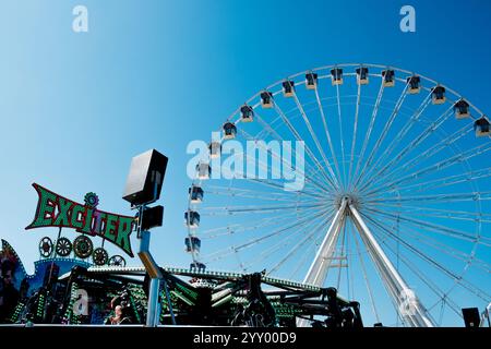 Newcastle UK: 26. Juni 2024: Newcastle Hoppings Jahrmarkt am sonnigen Tag Riesenrad Stockfoto