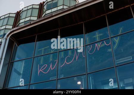 Leeds England: 3. Juni 2024: Trinity Kitchen Neonschild in Trinity Kitchen beleuchtet Stockfoto