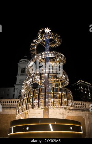 Rom, Italien. Dezember 2024. Vor den Weihnachtsferien in Rom spazieren die Menschen durch das historische Zentrum Roms. (Foto: Andrea Ronchini/Pacific Press) Credit: Pacific Press Media Production Corp./Alamy Live News Stockfoto