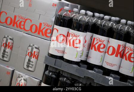 Koksflaschen im Supermarkt in norfolk, england Stockfoto