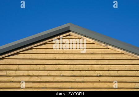 Hölzerne Dachlinie Spitze auf blauem Himmel Hintergrund Stockfoto