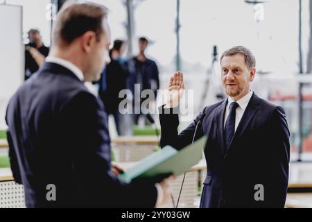 R-L Michael Kretschmer, Ministerpraesident von Sachsen, und Alexander Dierks, Praesident des Saechsischen Landtags, aufgenommen im Rahmen der Sitzung des Saechsischen Landtages, nach Kretschmers erneuten Wahl zum Ministerpraesidenten Sachsens in Dresden, 18.12.2024. Die CDU Sachsen hat gestern gemeinsam mit der SPD den Koalitionsvertrag unterzeichnet. Beide Parteien zusammen haben aber keine eigene Mehrheit im Saechsischen Landtag. Dresden Deutschland *** R L Michael Kretschmer, Ministerpräsident von Sachsen, und Alexander Dierks, Präsident des sächsischen Landtags, auf der Sitzung des Stockfoto