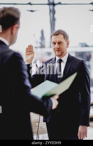 R-L Michael Kretschmer, Ministerpraesident von Sachsen, und Alexander Dierks, Praesident des Saechsischen Landtags, aufgenommen im Rahmen der Sitzung des Saechsischen Landtages, nach Kretschmers erneuten Wahl zum Ministerpraesidenten Sachsens in Dresden, 18.12.2024. Die CDU Sachsen hat gestern gemeinsam mit der SPD den Koalitionsvertrag unterzeichnet. Beide Parteien zusammen haben aber keine eigene Mehrheit im Saechsischen Landtag. Dresden Deutschland *** R L Michael Kretschmer, Ministerpräsident von Sachsen, und Alexander Dierks, Präsident des sächsischen Landtags, auf der Sitzung des Stockfoto