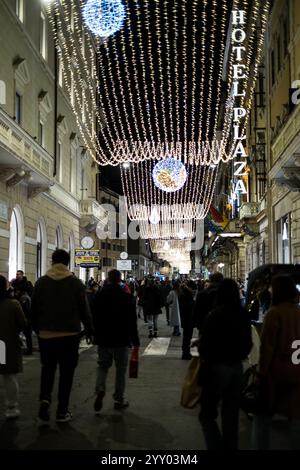 Rom, Italien, Italien. Dezember 2024. Vor den Weihnachtsferien in Rom spazieren die Menschen durch das historische Zentrum Roms. (Kreditbild: © Andrea Ronchini/Pacific Press via ZUMA Press Wire) NUR REDAKTIONELLE VERWENDUNG! Nicht für kommerzielle ZWECKE! Stockfoto