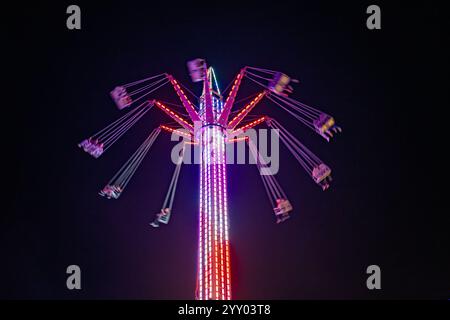 Bundaberg Queensland Australia - Mai 30 2024: Nachtfahrten in der Seitenschaukel, Hochstuhlschaukel Stockfoto