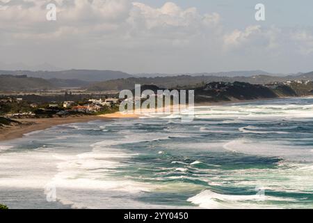 Die Wildnis, das Western Cape, die Garden Route, Südafrika typische Küstenstadt Landschaft mit malerischem Blick auf Strand und Meer mit Dünen an bewölkten Tagen Stockfoto