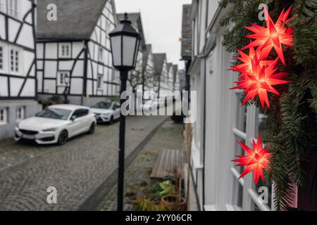 Auch in diesem Jahr sieht es es im Siegerland nicht nach Weißen weißen Weihnachten aus. Rot leuchtende Weihnachtliche Sterne haengen hängen an einem Haus in der Altstadt von Freudenberg. Freudenberg ist ein beliebtes Touristenziel, Reiseziel in Südwestfalen Südwestfalen. Herbst im Siegerland am 18.12.2024 in Freudenberg/Deutschland. *** Auch in diesem Jahr sieht es nicht aus wie eine Weiße Weihnachten im Siegerland Rot leuchtende Weihnachtssterne hängen an einem Haus in der Altstadt von Freudenberg Freudenberg ist ein beliebtes Touristenziel, Ziel in Südwestfalen Südwestfalen Herbst im Siegerland Stockfoto