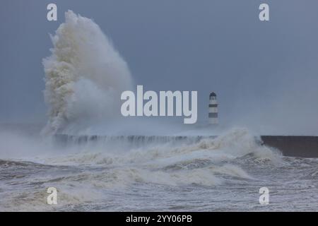 Wellen stürzen über den Leuchtturm in Seaham, County Durham, England, Großbritannien. Stockfoto