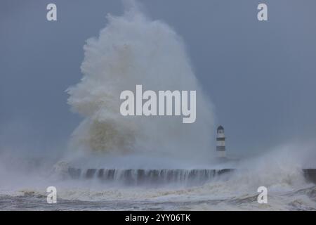 Wellen stürzen über den Leuchtturm in Seaham, County Durham, England, Großbritannien. Stockfoto