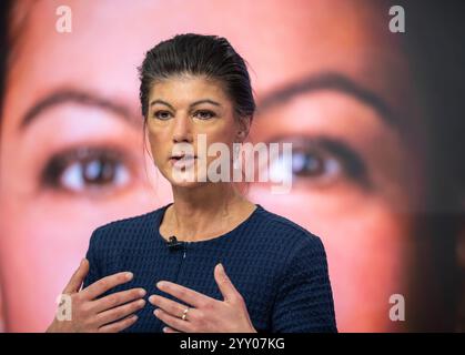 Berlin, Deutschland. Dezember 2024. Sahra Wagenknecht, Bundesvorsitzende der Sahra Wagenknecht Alliance (BSW), stellt die Kampagne der Partei für die Bundestagswahl 2025 vor. Quelle: Michael Kappeler/dpa/Alamy Live News Stockfoto