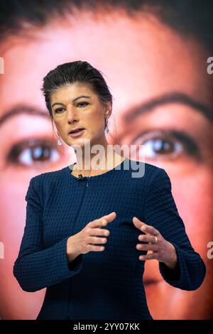 Berlin, Deutschland. Dezember 2024. Sahra Wagenknecht, Bundesvorsitzende der Sahra Wagenknecht Alliance (BSW), stellt die Kampagne der Partei für die Bundestagswahl 2025 vor. Quelle: Michael Kappeler/dpa/Alamy Live News Stockfoto