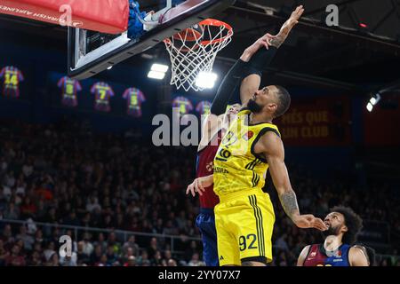 Barcelona, Spanien. Dezember 2024. Khem Xavier Birch von Fenerbahce Beko Istanbul und Jan Vesely vom FC Barcelona während des Spiels der Turkish Airlines Euroleague, das 16. Dezember 2024 zwischen dem FC Barcelona und Fenerbahce Beko Istanbul im Palau Blaugrana Stadion in Barcelona ausgetragen wurde. (Foto: Judit Cartiel/PRESSINPHOTO) Credit: PRESSINPHOTO SPORTS AGENCY/Alamy Live News Stockfoto