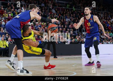 Khem Xavier Birch von Fenerbahce Beko Istanbul und Jan Vesely vom FC Barcelona während des Spiels der Turkish Airlines Euroleague, das 16. Dezember 2024 zwischen dem FC Barcelona und Fenerbahce Beko Istanbul im Palau Blaugrana Stadion in Barcelona ausgetragen wurde. (Foto: Judit Cartiel / PRESSINPHOTO) Stockfoto