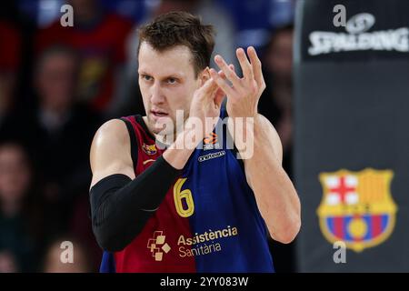 Jan Vesely vom FC Barcelona spielte während des Spiels der Turkish Airlines Euroleague am 17. Dezember 2024 im Palau Blaugrana Stadion in Barcelona, Spanien. (Foto: Judit Cartiel / PRESSINPHOTO) Stockfoto