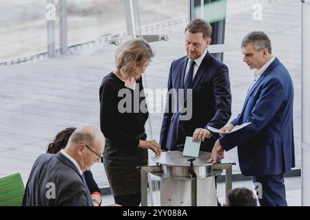 Michael Kretschmer, Ministerpraesident von Sachsen, aufgenommen im Rahmen der Sitzung des Saechsischen Landtages, in der Michael Kretschmer zum Ministerpraesidenten Sachsens wiedergewaehlt werden soll in Dresden, 18.12.2024. Die CDU Sachsen hat gestern gemeinsam mit der SPD den Koalitionsvertrag unterzeichnet. Beide Parteien zusammen haben aber keine eigene Mehrheit im Saechsischen Landtag. Dresden Deutschland *** Michael Kretschmer, Ministerpräsident von Sachsen, im Bild während der Sitzung des Sächsischen Landtags, in der Michael Kretschmer in Dres wiedergewählt werden soll Stockfoto