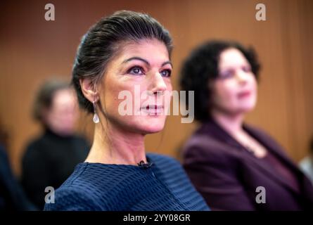 Berlin, Deutschland. Dezember 2024. Sahra Wagenknecht (l), Bundesvorsitzende der Sahra Wagenknecht Alliance (BSW), sitzt neben Amira Mohamed Ali, Co-Bundesvorsitzende, bei der Präsentation der BSW-Kampagne für die Bundestagswahl 2025. Quelle: Michael Kappeler/dpa/Alamy Live News Stockfoto