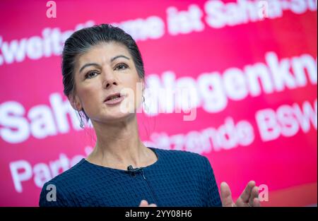 Berlin, Deutschland. Dezember 2024. Sahra Wagenknecht, Bundesvorsitzende der Sahra Wagenknecht Allianz (BSW), stellt die Kampagne der BSW für die Bundestagswahl 2025 vor. Quelle: Michael Kappeler/dpa/Alamy Live News Stockfoto