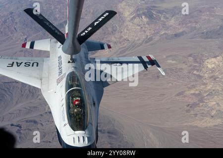 Ein F-16 Fighting Falcon, der der United States Air Force Air Demonstration Squadron „Thunderbirds“ zugeordnet ist, erhält Treibstoff aus einer KC-135 Strato Stockfoto