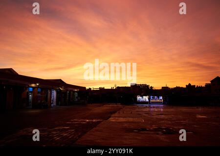 Frühe Morgendämmerung über dem leeren Platz von jemaa el fnaa marrakesch, marokko Stockfoto