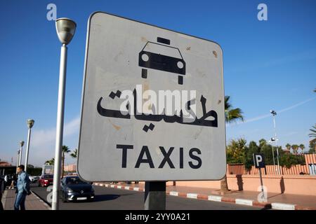 Taxischilder in arabisch und französisch vor dem Taxistand am Bahnhof marrakesch, marokko Stockfoto