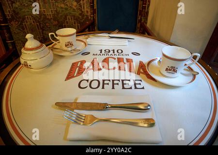 Tisch und Platz im Kaffeehaus Bacha Coffee und Café marrakesch, marokko Stockfoto
