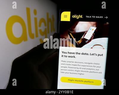 Deutschland. August 2024. In dieser Abbildung hält eine Person ein Smartphone mit der Webseite des US-amerikanischen Unternehmens Human Capital Technology Alight Inc. Vor dem Logo. (Foto von Timon Schneider/SOPA Images/SIPA USA) *** ausschließlich für redaktionelle Nachrichten *** Credit: SIPA USA/Alamy Live News Stockfoto