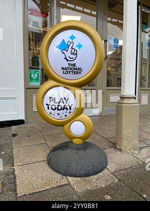 Ein Gold National Lottery Schild vor Tesco an der Cowbridge High Street. Cowbridge, Vale of Glamorgan, Wales, Vereinigtes Königreich. Dezember 2024. Stockfoto