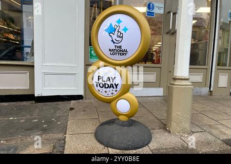 Ein Gold National Lottery Schild vor Tesco an der Cowbridge High Street. Cowbridge, Vale of Glamorgan, Wales, Vereinigtes Königreich. Dezember 2024. Stockfoto