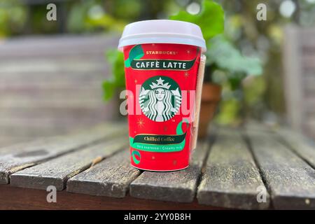 Starbucks Caffè Latte Gekühltes Kaffeegetränk. Dezember 2024. Stockfoto